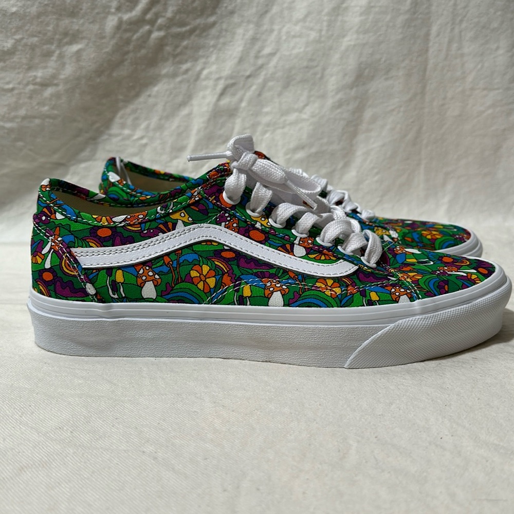 Brand new Vans old skool low top. Never worn.